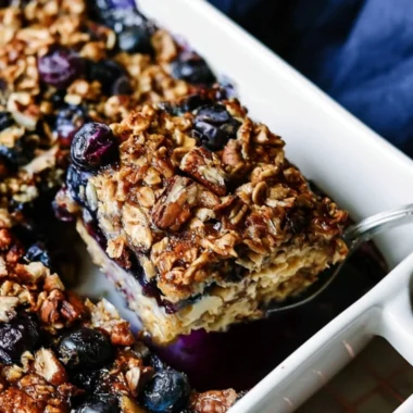 Baked oatmeal with blueberries, a healthy and delicious breakfast option.